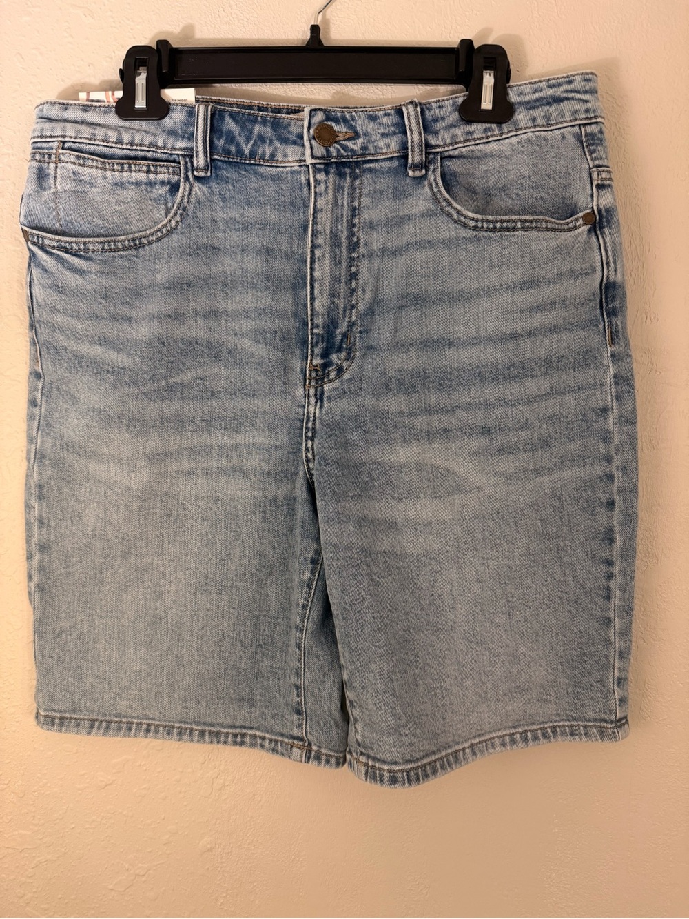 Wrangler Light Wash Denim Women’s Shorts. 12/31